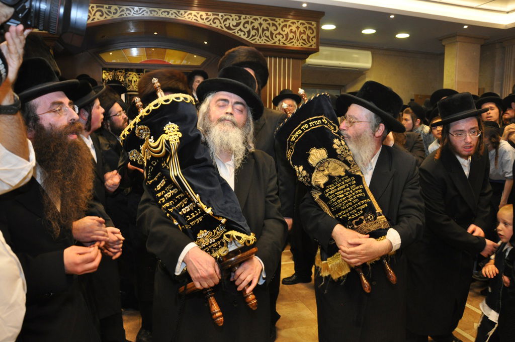 תיעוד: הכנסת ספר תורה לבית כנסת בקרית צאנז בירושלים