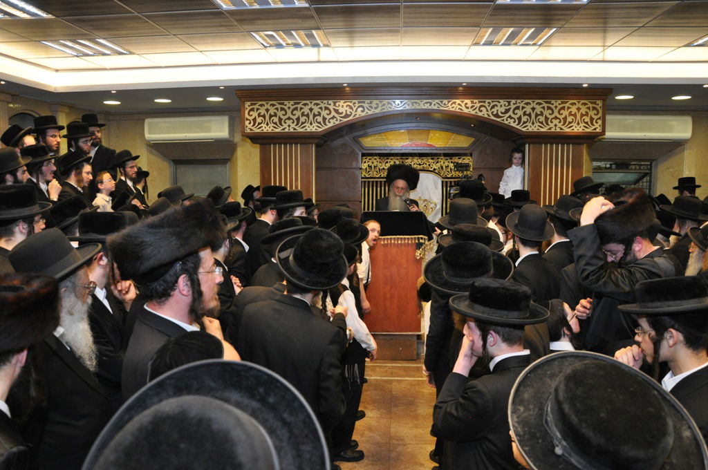 תיעוד: הכנסת ספר תורה לבית כנסת בקרית צאנז בירושלים