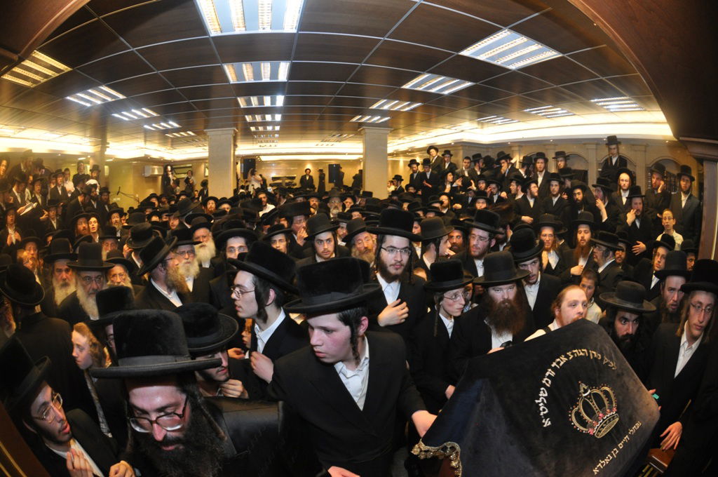 תיעוד: הכנסת ספר תורה לבית כנסת בקרית צאנז בירושלים