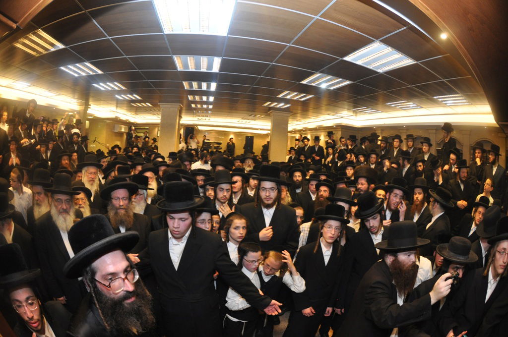 תיעוד: הכנסת ספר תורה לבית כנסת בקרית צאנז בירושלים