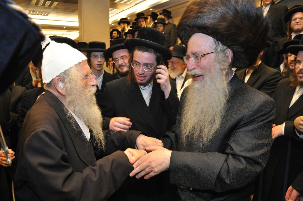 תיעוד: הכנסת ספר תורה לבית כנסת בקרית צאנז בירושלים