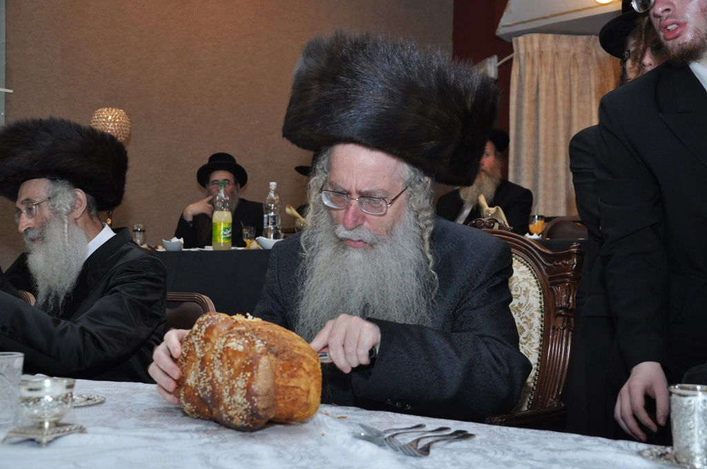 תיעוד: הכנסת ספר תורה לבית כנסת בקרית צאנז בירושלים