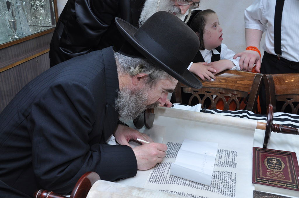 תיעוד: הכנסת ספר תורה לבית כנסת בקרית צאנז בירושלים