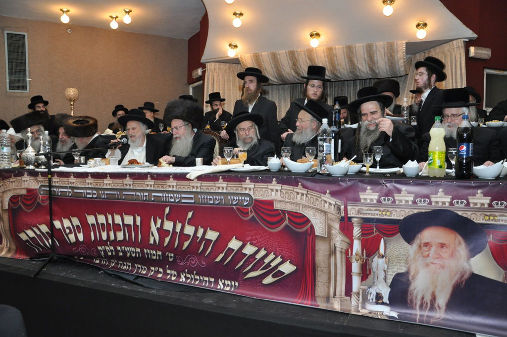 תיעוד: הכנסת ספר תורה לבית כנסת בקרית צאנז בירושלים