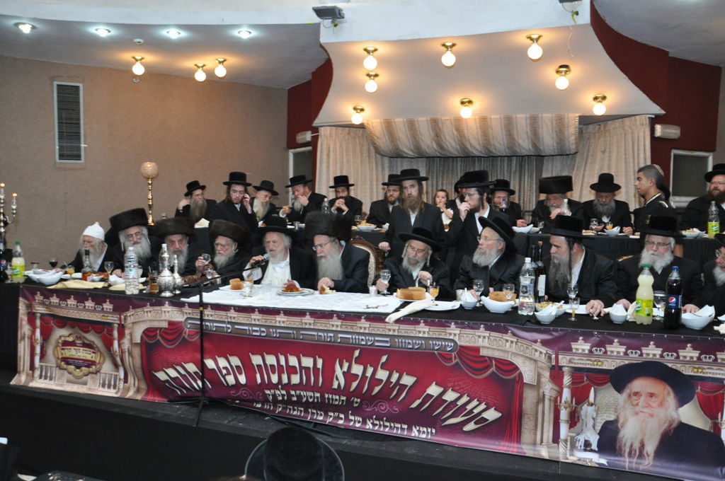 תיעוד: הכנסת ספר תורה לבית כנסת בקרית צאנז בירושלים