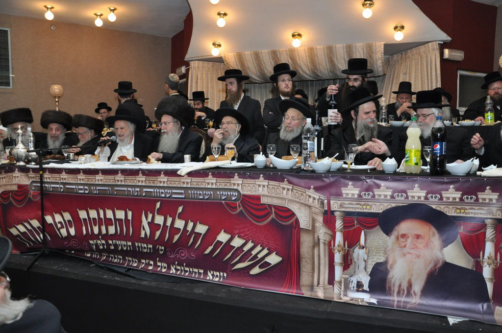 תיעוד: הכנסת ספר תורה לבית כנסת בקרית צאנז בירושלים