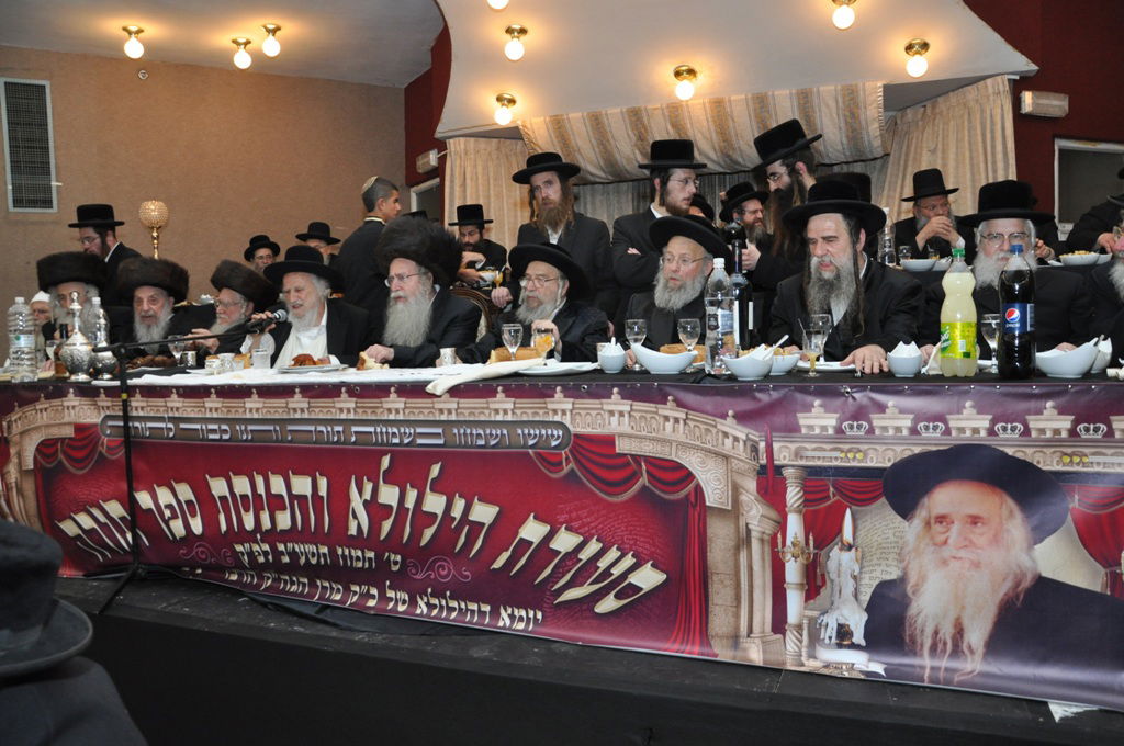 תיעוד: הכנסת ספר תורה לבית כנסת בקרית צאנז בירושלים