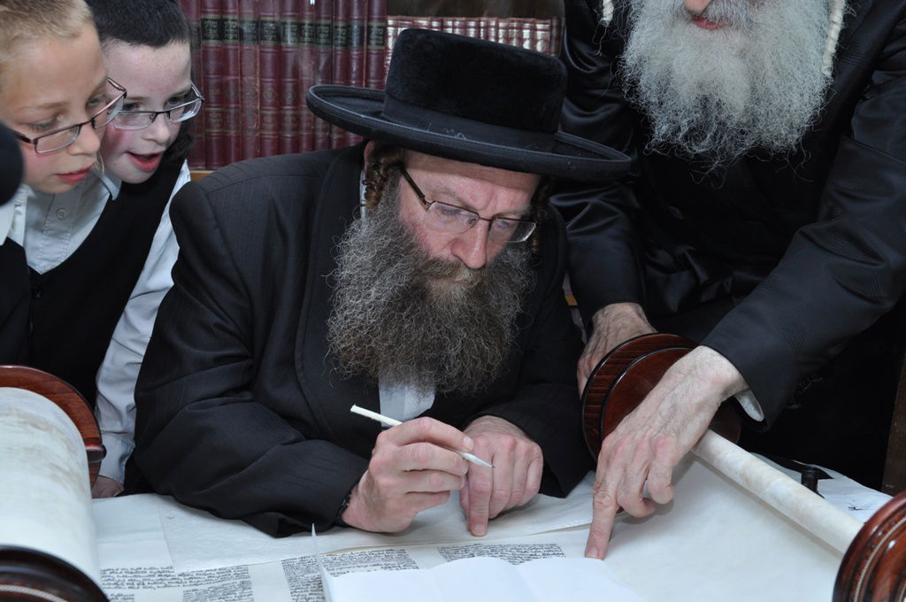 תיעוד: הכנסת ספר תורה לבית כנסת בקרית צאנז בירושלים