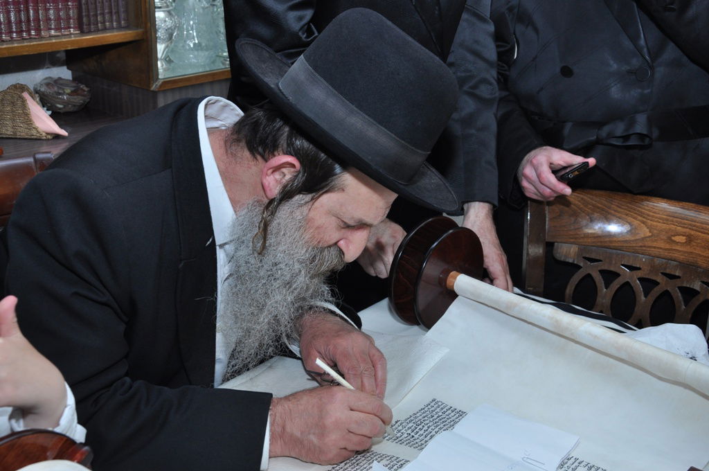 תיעוד: הכנסת ספר תורה לבית כנסת בקרית צאנז בירושלים