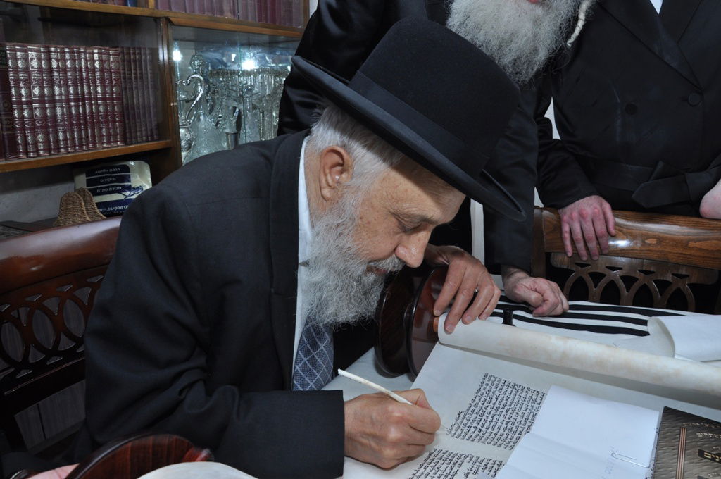 תיעוד: הכנסת ספר תורה לבית כנסת בקרית צאנז בירושלים