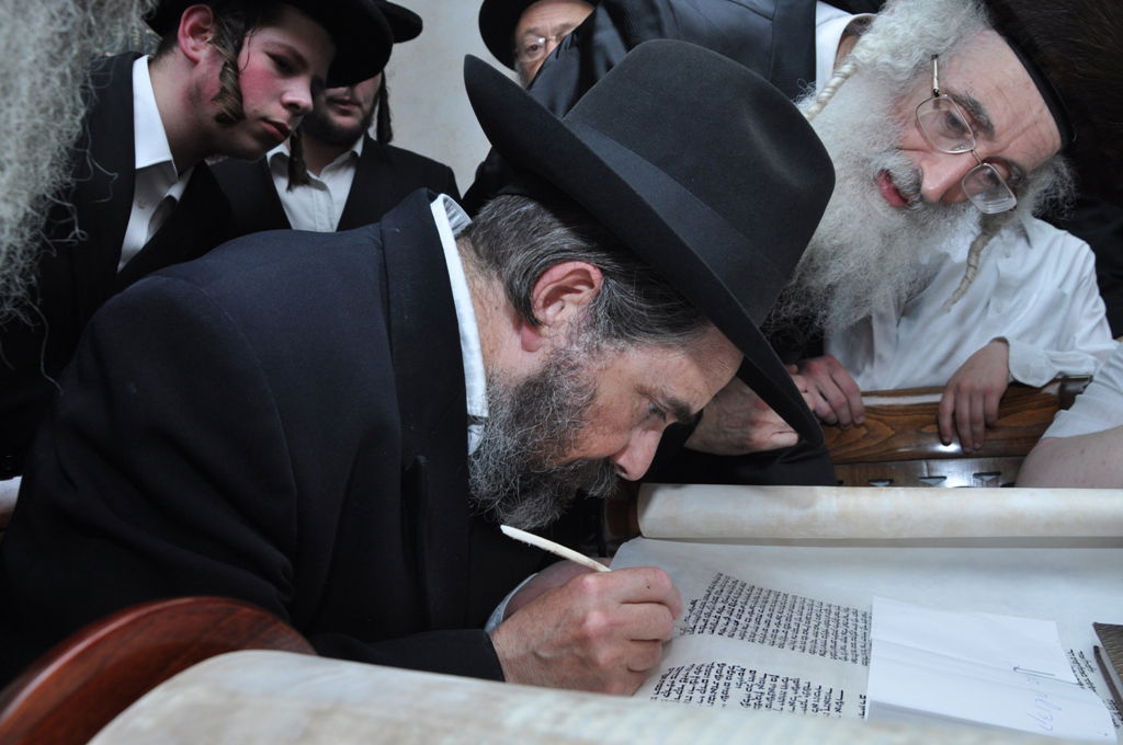 תיעוד: הכנסת ספר תורה לבית כנסת בקרית צאנז בירושלים