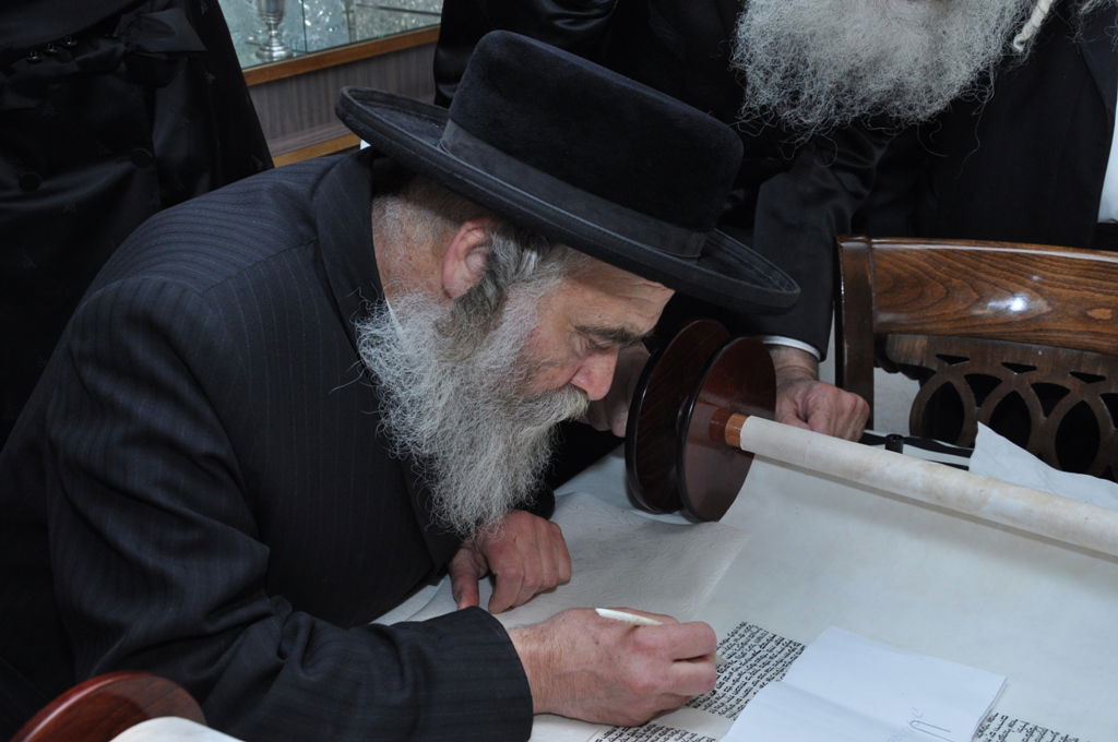 תיעוד: הכנסת ספר תורה לבית כנסת בקרית צאנז בירושלים