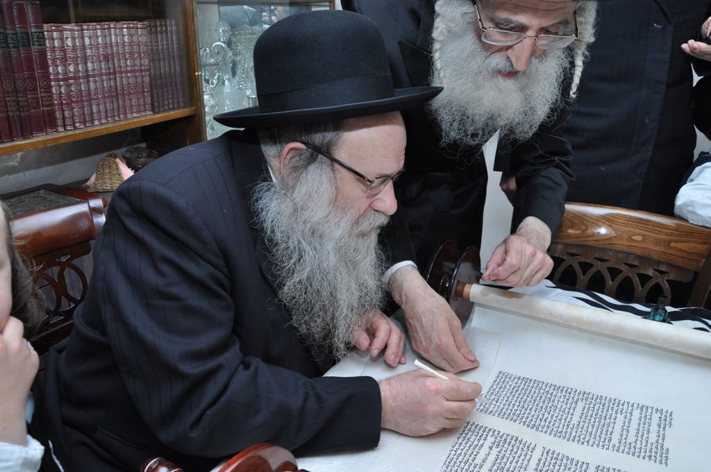 תיעוד: הכנסת ספר תורה לבית כנסת בקרית צאנז בירושלים