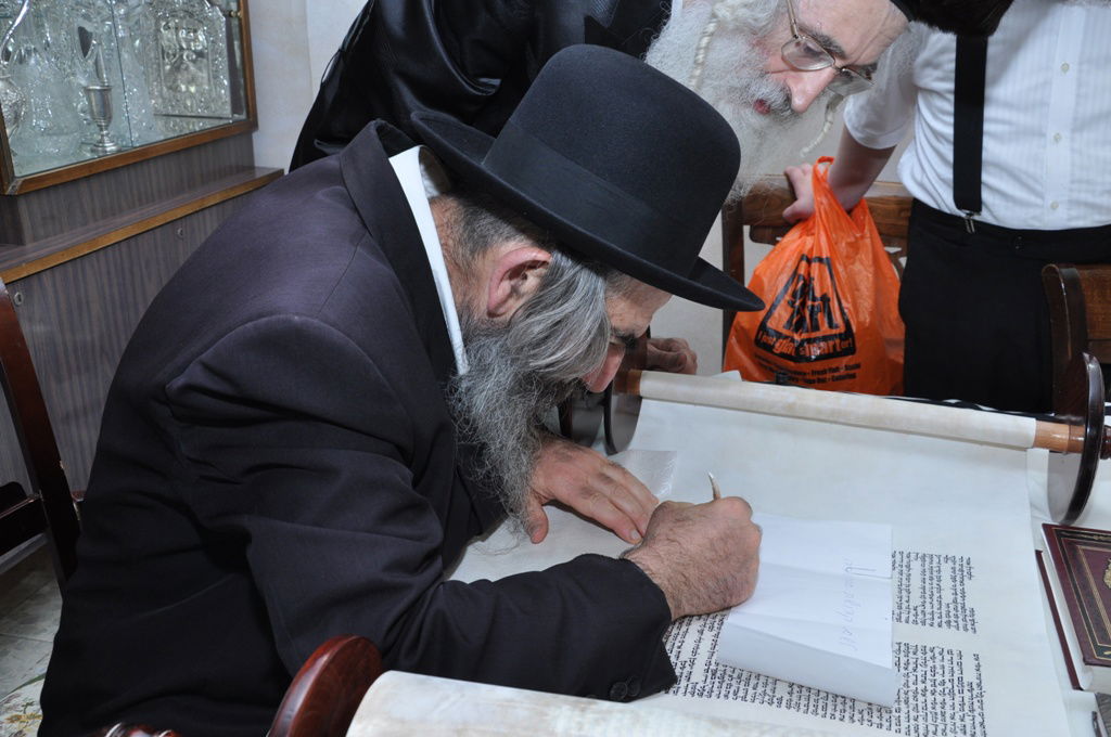 תיעוד: הכנסת ספר תורה לבית כנסת בקרית צאנז בירושלים