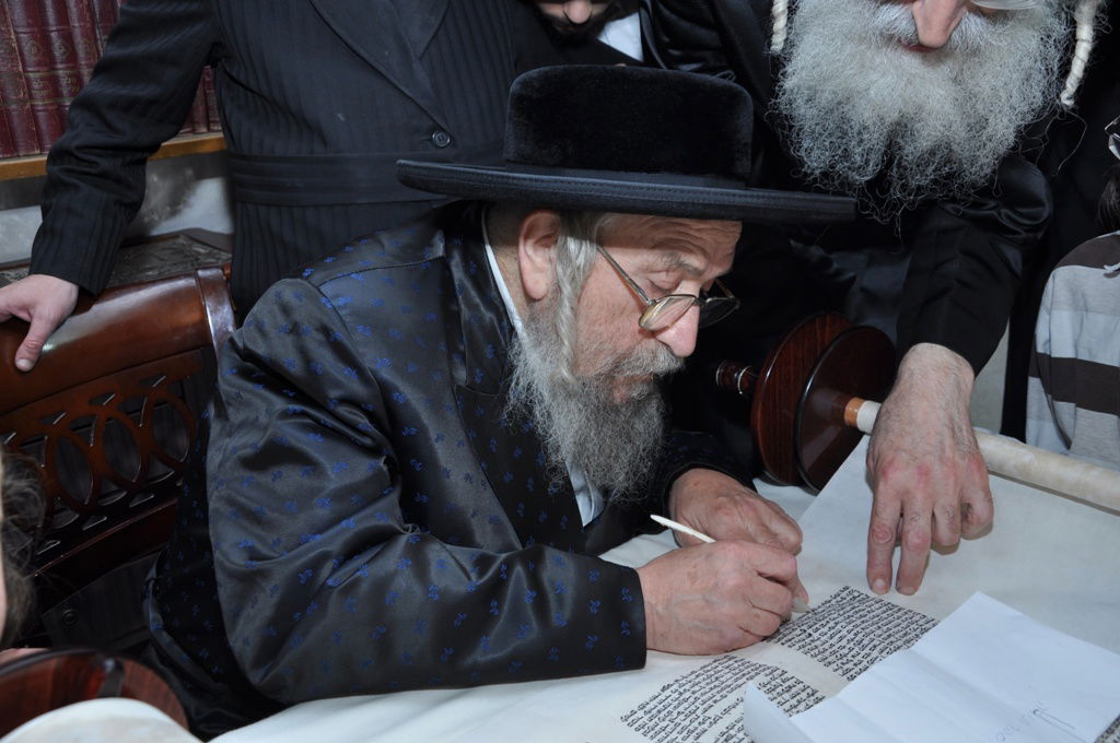 תיעוד: הכנסת ספר תורה לבית כנסת בקרית צאנז בירושלים