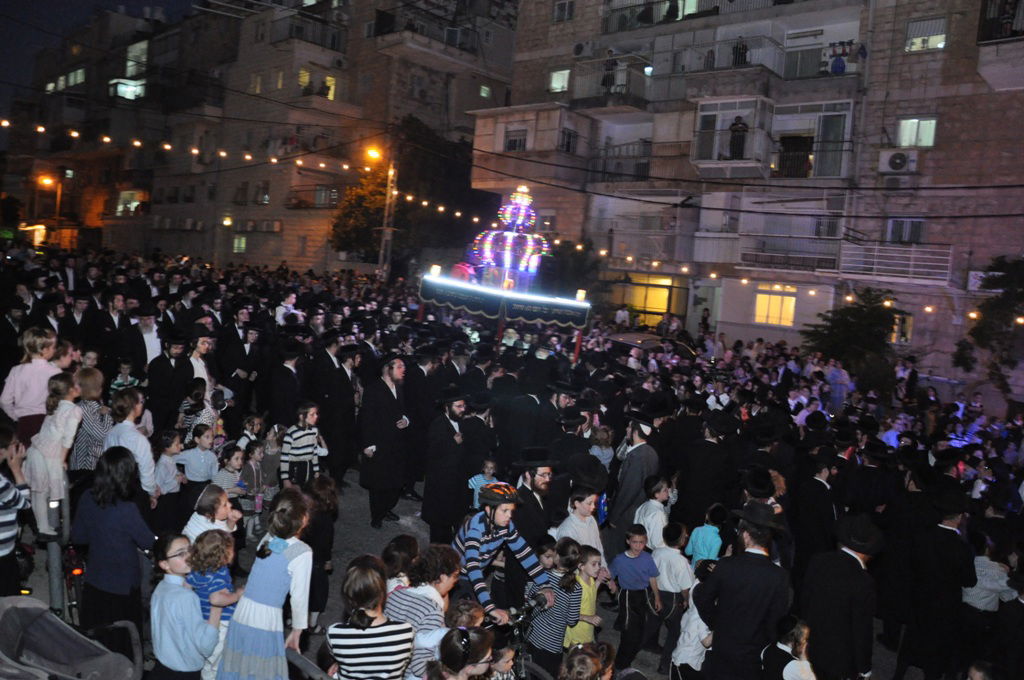 תיעוד: הכנסת ספר תורה לבית כנסת בקרית צאנז בירושלים