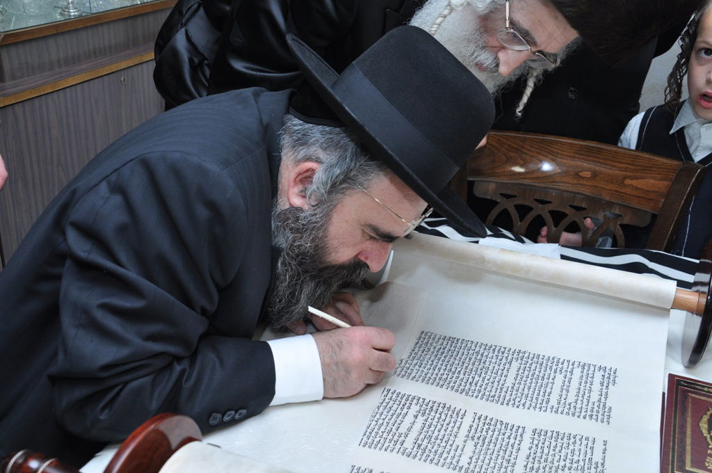 תיעוד: הכנסת ספר תורה לבית כנסת בקרית צאנז בירושלים