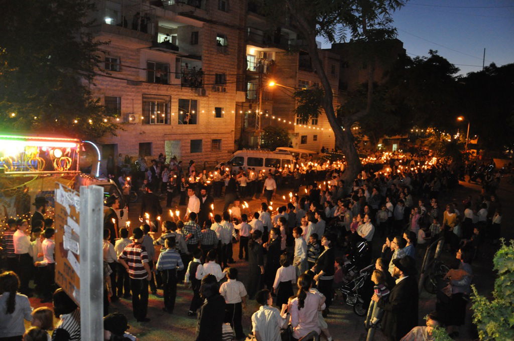 תיעוד: הכנסת ספר תורה לבית כנסת בקרית צאנז בירושלים