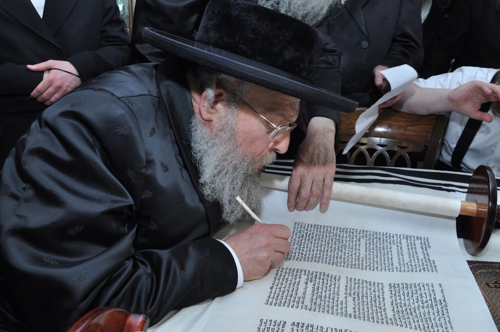 תיעוד: הכנסת ספר תורה לבית כנסת בקרית צאנז בירושלים