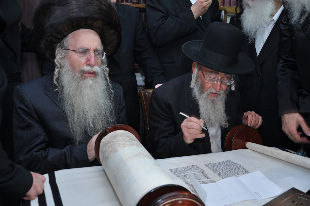 תיעוד: הכנסת ספר תורה לבית כנסת בקרית צאנז בירושלים