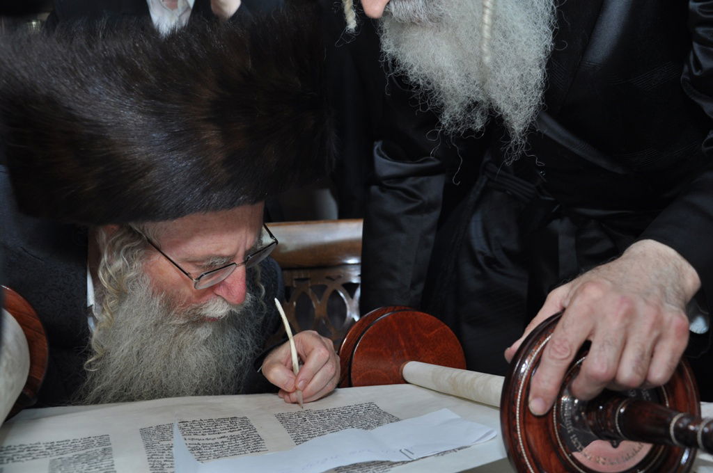 תיעוד: הכנסת ספר תורה לבית כנסת בקרית צאנז בירושלים