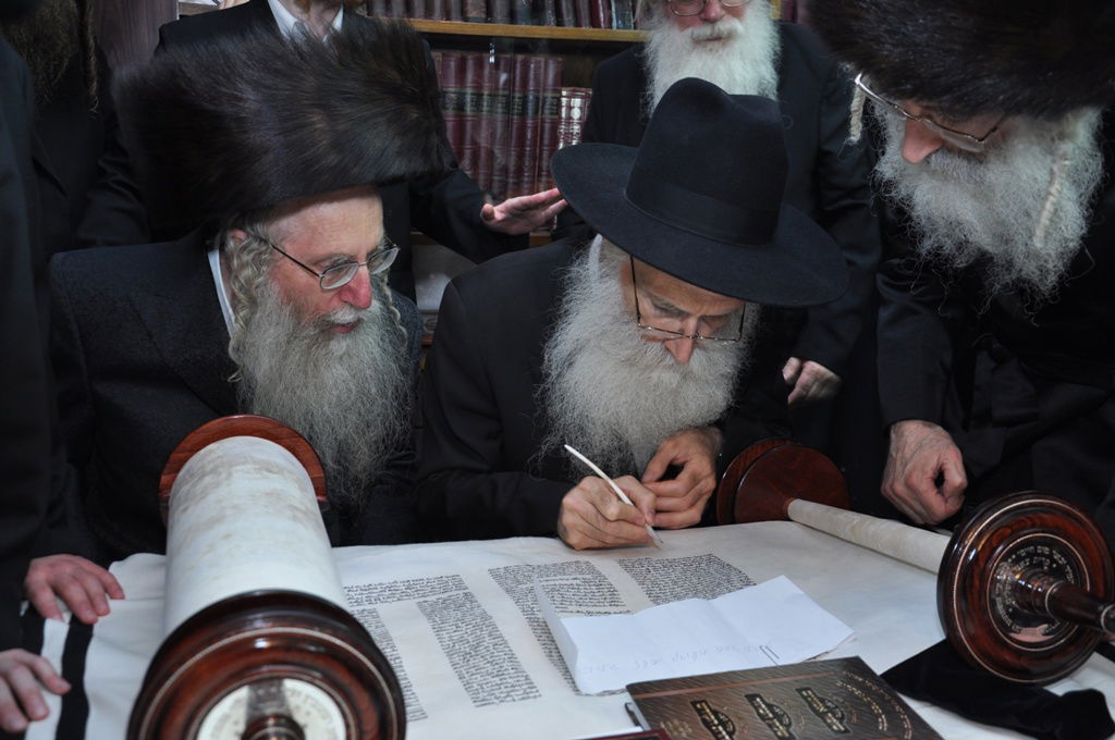 תיעוד: הכנסת ספר תורה לבית כנסת בקרית צאנז בירושלים