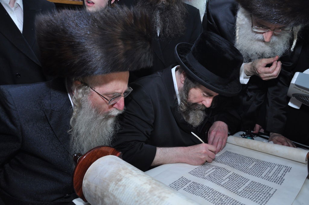 תיעוד: הכנסת ספר תורה לבית כנסת בקרית צאנז בירושלים