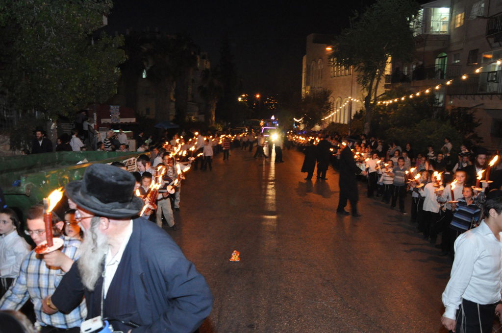 תיעוד: הכנסת ספר תורה לבית כנסת בקרית צאנז בירושלים