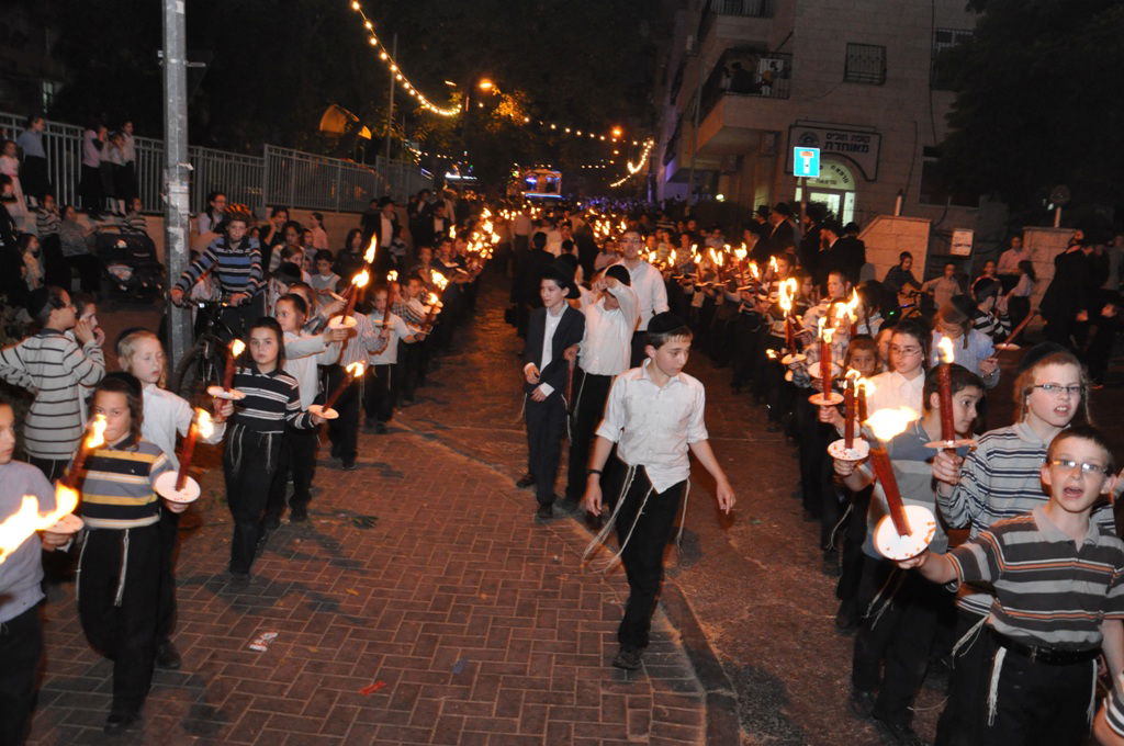 תיעוד: הכנסת ספר תורה לבית כנסת בקרית צאנז בירושלים