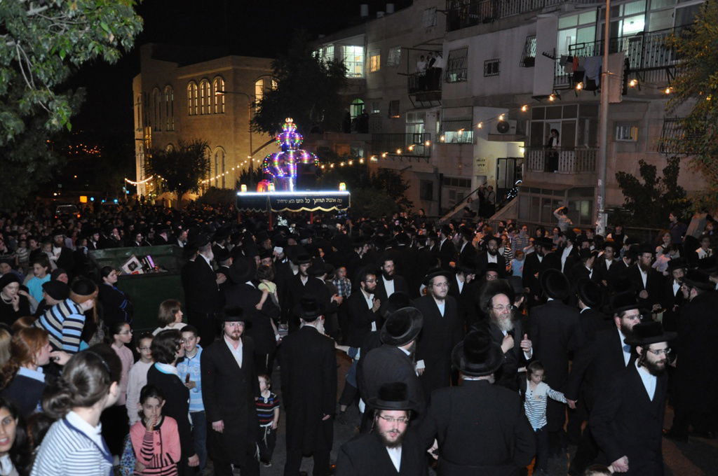 תיעוד: הכנסת ספר תורה לבית כנסת בקרית צאנז בירושלים