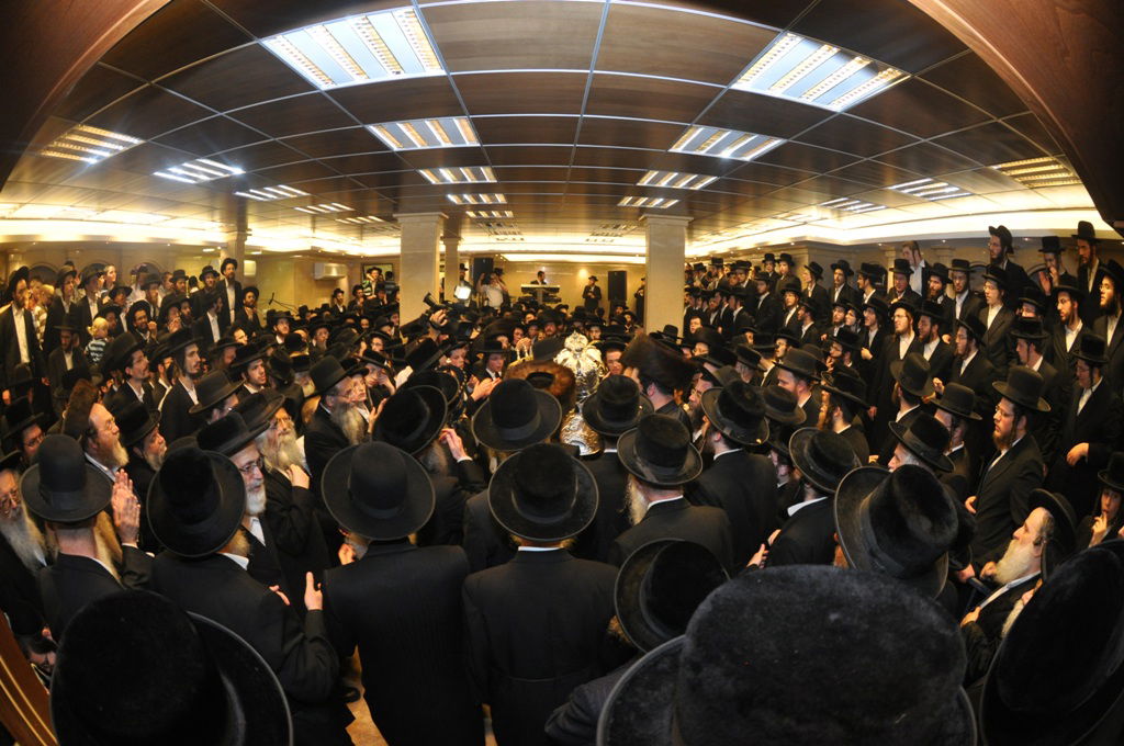 תיעוד: הכנסת ספר תורה לבית כנסת בקרית צאנז בירושלים