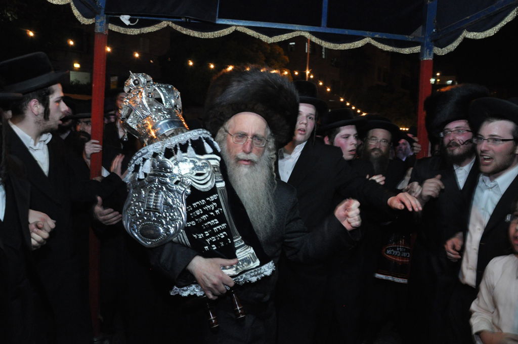 תיעוד: הכנסת ספר תורה לבית כנסת בקרית צאנז בירושלים