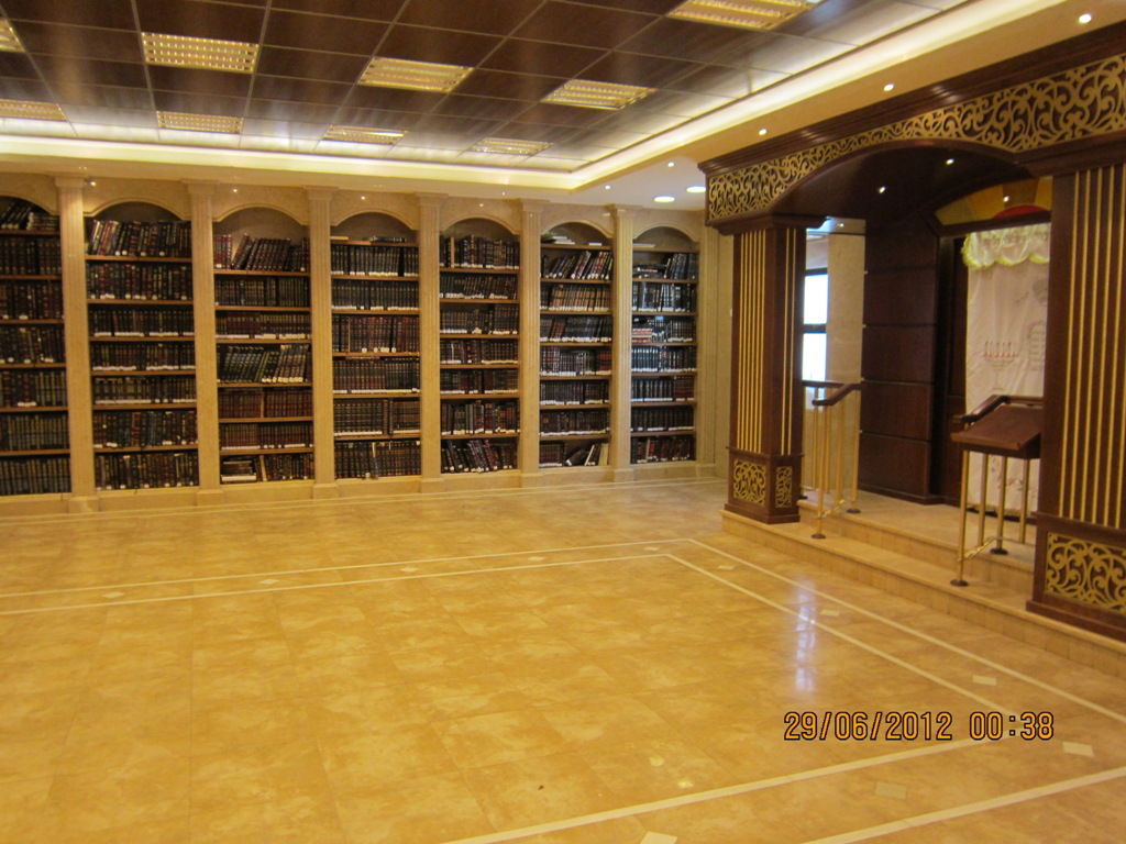 תיעוד: הכנסת ספר תורה לבית כנסת בקרית צאנז בירושלים