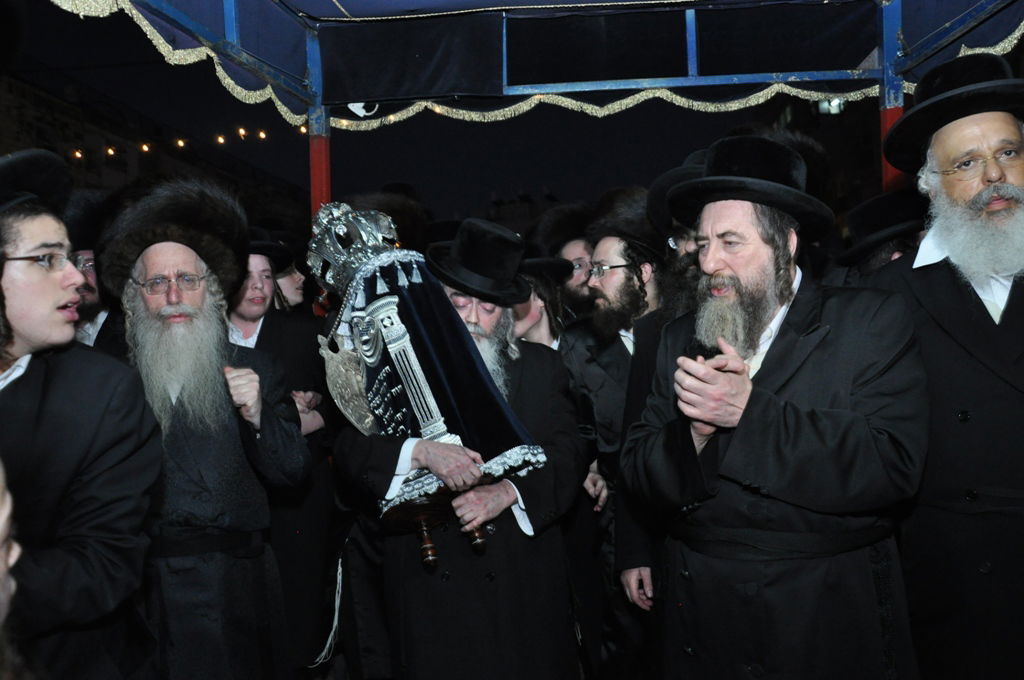 תיעוד: הכנסת ספר תורה לבית כנסת בקרית צאנז בירושלים