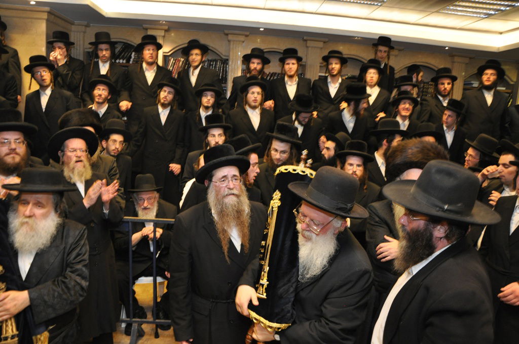 תיעוד: הכנסת ספר תורה לבית כנסת בקרית צאנז בירושלים