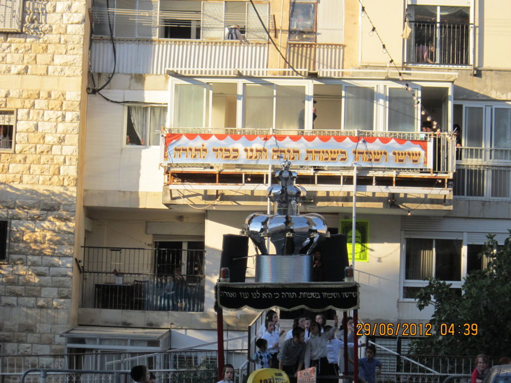 תיעוד: הכנסת ספר תורה לבית כנסת בקרית צאנז בירושלים