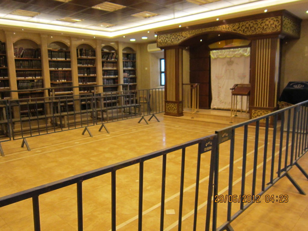 תיעוד: הכנסת ספר תורה לבית כנסת בקרית צאנז בירושלים