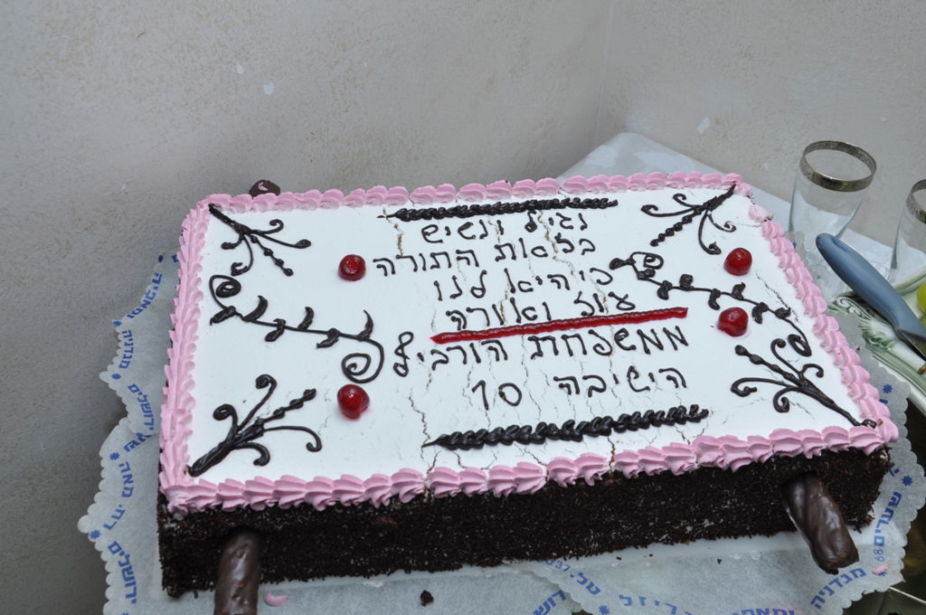 תיעוד: הכנסת ספר תורה לבית כנסת בקרית צאנז בירושלים