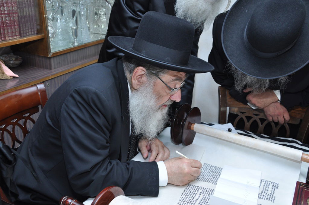 תיעוד: הכנסת ספר תורה לבית כנסת בקרית צאנז בירושלים