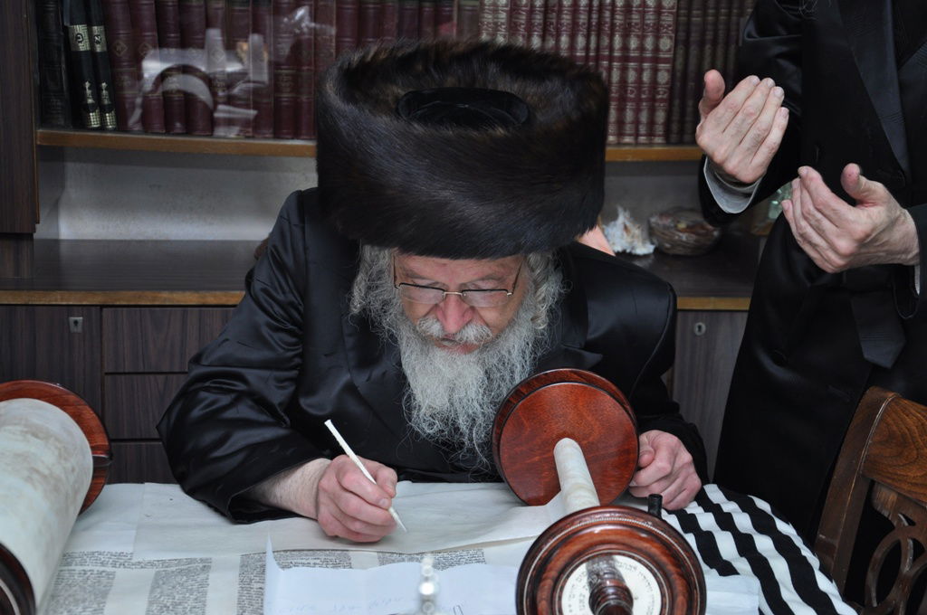 תיעוד: הכנסת ספר תורה לבית כנסת בקרית צאנז בירושלים