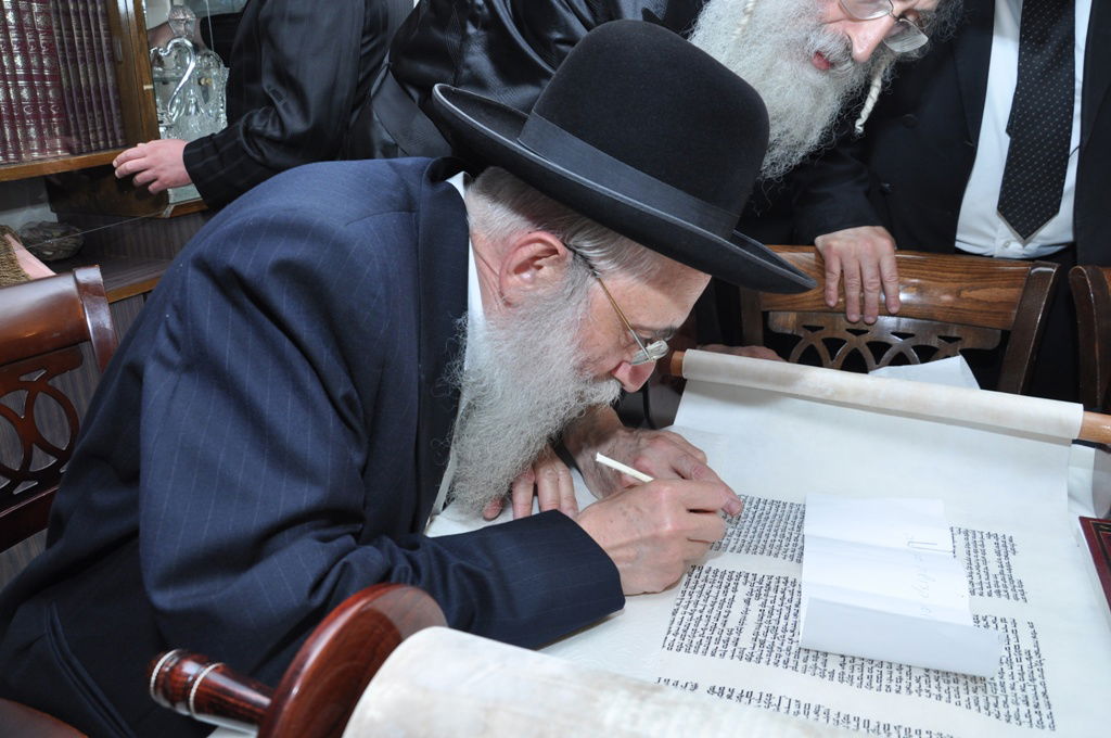 תיעוד: הכנסת ספר תורה לבית כנסת בקרית צאנז בירושלים