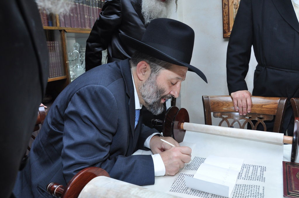 תיעוד: הכנסת ספר תורה לבית כנסת בקרית צאנז בירושלים