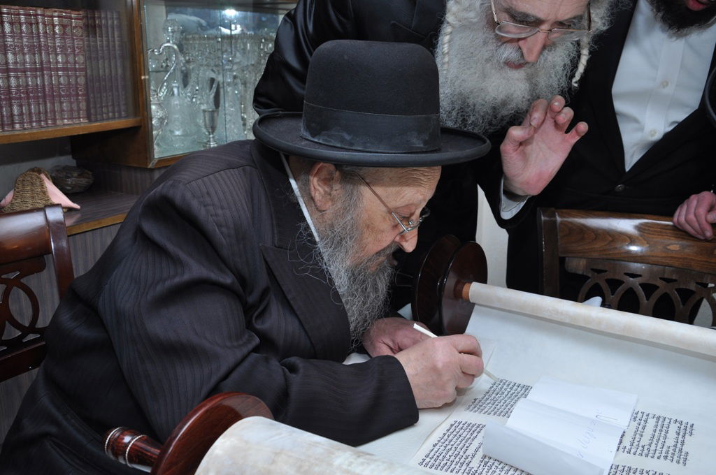 תיעוד: הכנסת ספר תורה לבית כנסת בקרית צאנז בירושלים