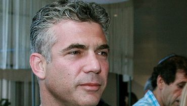 בגלל החרדים: יאיר לפיד פותח במחאה