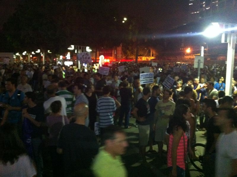 אלפים נגד חרדים: פוליטקאים ובכירי צבא מפגינים בתל-אביב