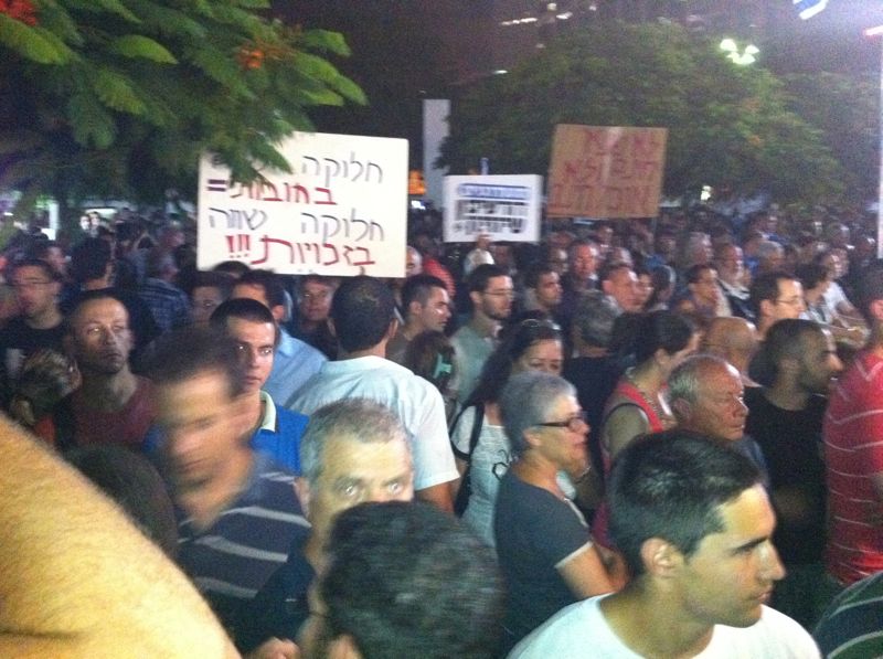 אלפים נגד חרדים: פוליטקאים ובכירי צבא מפגינים בתל-אביב