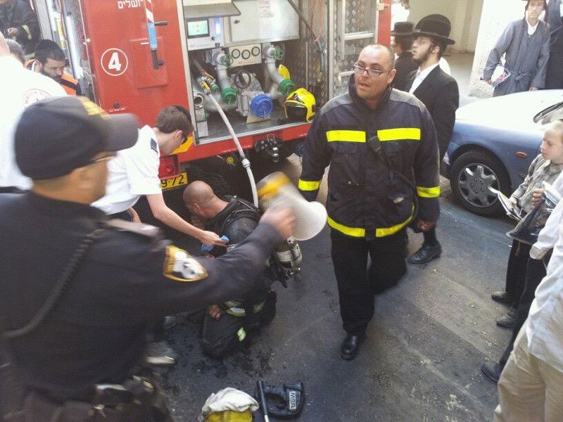 שריפה בבניין בגאולה: הדיירים חולצו, כבאי ואישה נפגעו קל