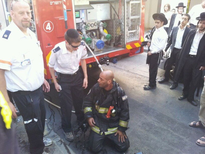 שריפה בבניין בגאולה: הדיירים חולצו, כבאי ואישה נפגעו קל
