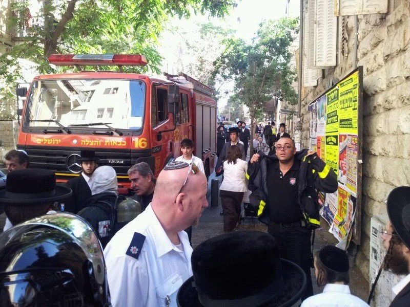 שריפה בבניין בגאולה: הדיירים חולצו, כבאי ואישה נפגעו קל