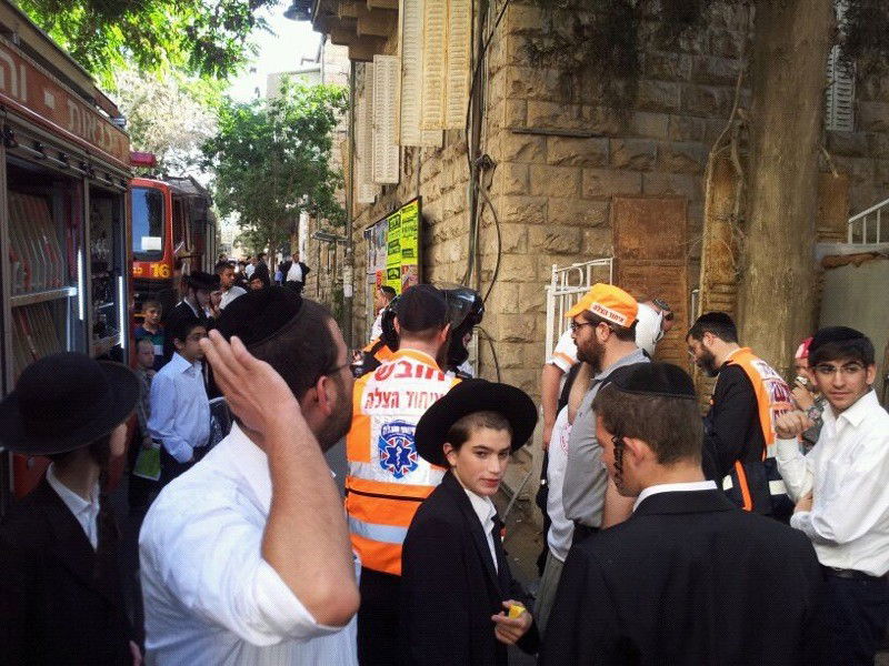 שריפה בבניין בגאולה: הדיירים חולצו, כבאי ואישה נפגעו קל